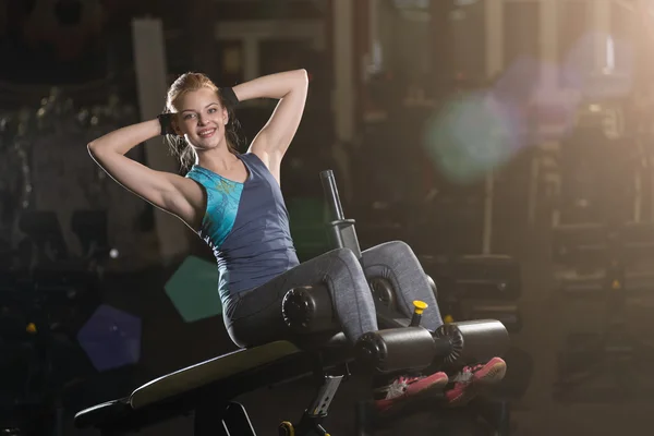 Mulher fazendo exercícios de força para músculos abdominais — Fotografia de Stock