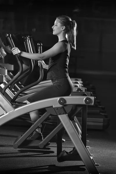 Spor egzersiz adlı genç bir kadın. makinede çalıştırmak. — Stok fotoğraf
