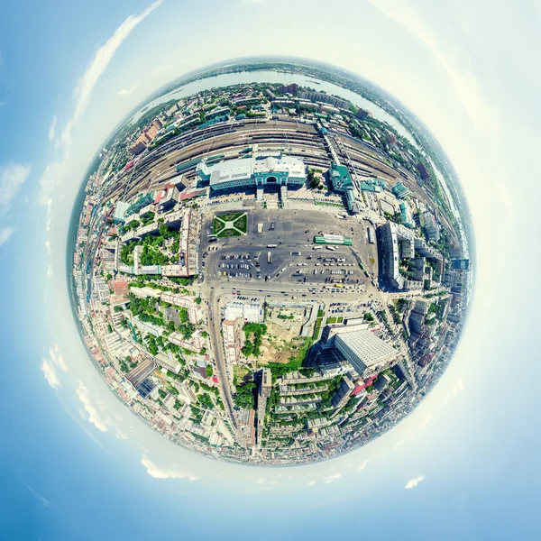 Luchtfoto van de stad. Stedelijk landschap. Een helikopterschot. Panoramisch beeld. — Stockfoto