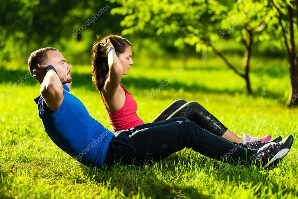 Сесть в паре. Тренинг на природе. Фитнес в парке. Мужчина в парке. Фитнес для мужчины в парке.