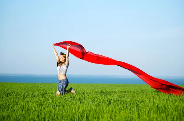 Jeune femme heureuse dans le champ de blé avec du tissu. Style de vie estival — Photo