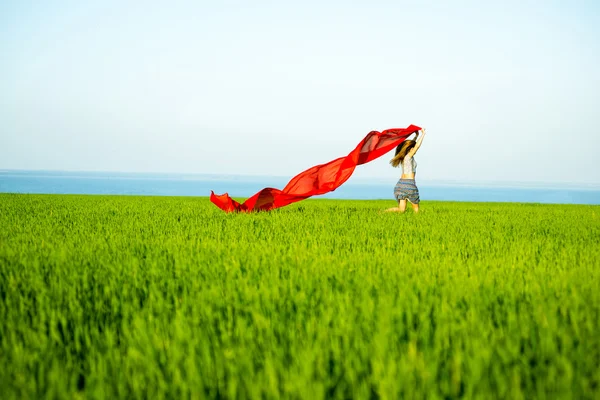 Giovane donna felice nel campo di grano con tessuto. Stile di vita estivo — Foto Stock