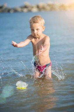 Maske ve palet kum tropikal plaj dalış için güzel bir küçük çocuk.