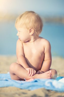 Şirin Bebek denize yakın kum plajındaki oyuncaklar ile oynama.