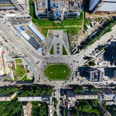Kesişen yollar ve yollar olan havacılık şehri manzarası, binalar. Helikopter vuruldu. Panoramik resim.
