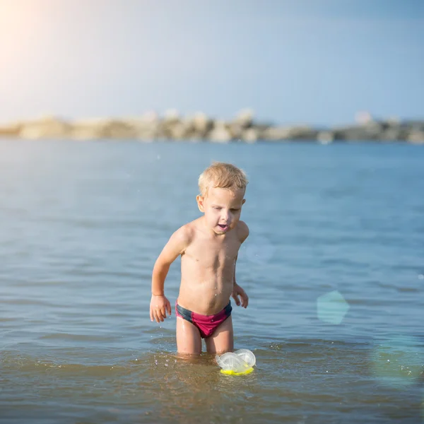 Carino bambino che indossa maschera e pinne per le immersioni sulla spiaggia tropicale di sabbia . — Foto Stock