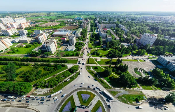 Lucht uitzicht op de stad met kruispunten en wegen, huizen gebouwen. Een helikopterschot. Panoramisch beeld. — Stockfoto