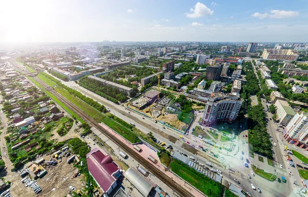 Vista aérea de la ciudad con encrucijadas y caminos, alberga edificios. Disparo de helicóptero. Imagen panorámica. — Foto de Stock