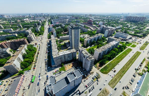 Вид на повітряне місто. Міський пейзаж. Коптер стріляв. Панорамне зображення . — стокове фото