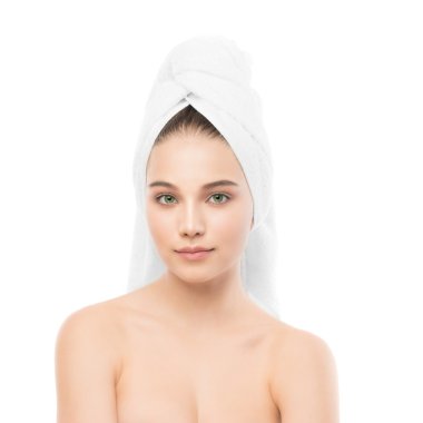 Bankacı Charlie'yle ve havlu başında güzel genç esmer kadın. İzole.