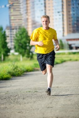 Sportif adam şehir sokak Parkı koşu. Açık alan fitness.