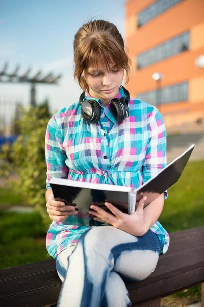 Student meisje met beurt op Bank. Zomer campus park. — Stockfoto