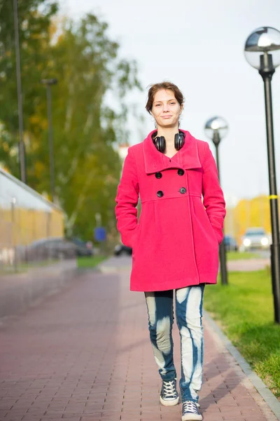 Bella donna in cappotto rosso camminare autunno strada . — Foto Stock