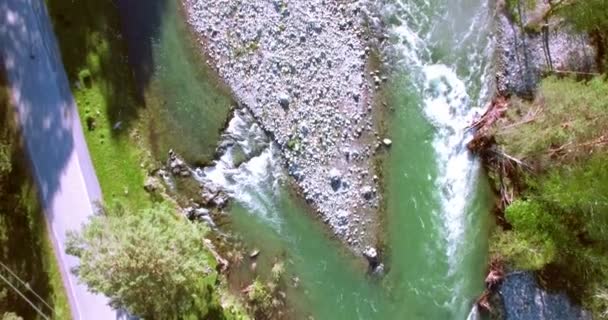 4k uhd Luftaufnahme. Tiefflug über den frischen kalten Gebirgsfluss am sonnigen Sommermorgen. — Stockvideo