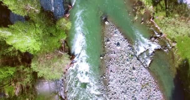 Vue aérienne 4k UHD. Vol bas au-dessus d'une rivière de montagne fraîche et froide au matin ensoleillé d'été .