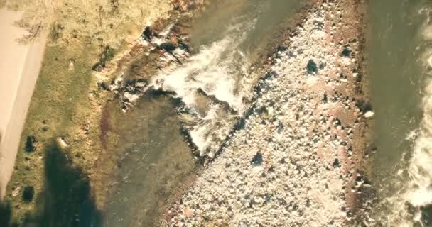 4 k Uhd Αεροφωτογραφία. Χαμηλή πτήση πάνω από τον ποταμό φρέσκο κρύο βουνό στο ηλιόλουστο καλοκαιρινό πρωί. — Αρχείο Βίντεο