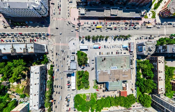 Letecký výhled na město. Městská krajina. Výstřel z helikoptéry. Panoramatický obrázek. — Stock fotografie