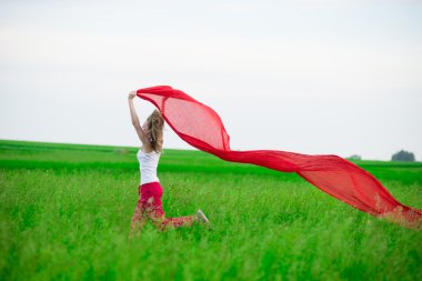 Genç Bayan runing doku yeşil alanı ile. Kadın eşarp ile.