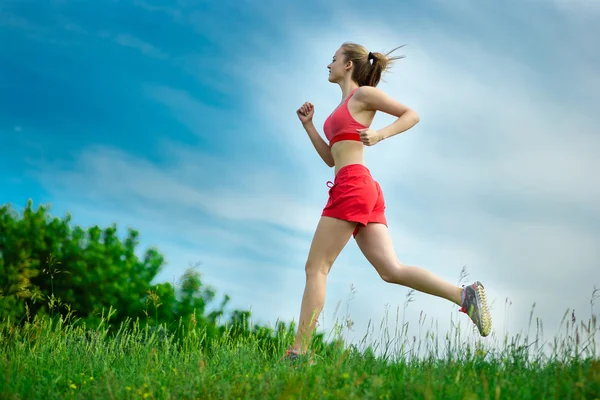 Jeune femme qui dirige le parc d'été route rurale. Exercices extérieurs. (') — Photo