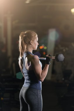 genç kadın halter kaldırma