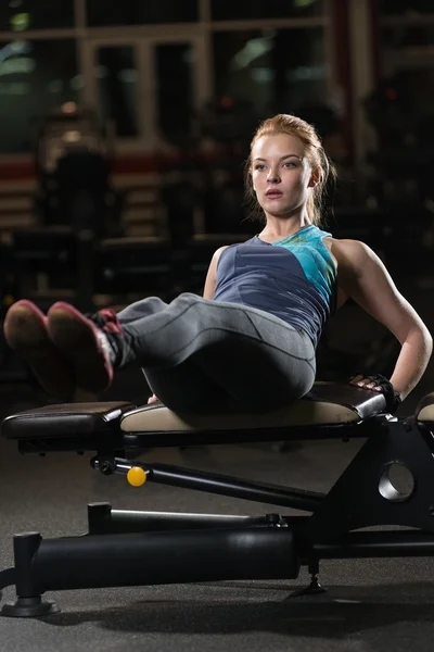 Donna che fa esercizi di forza per muscoli addominali — Foto Stock