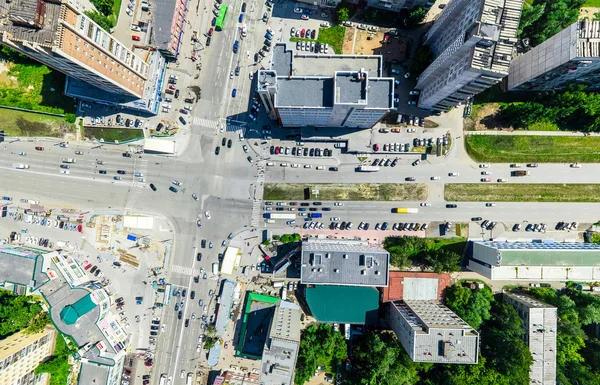 Vista aerea sulla città. Paesaggio urbano. Un colpo di elicottero. Immagine panoramica. — Foto Stock