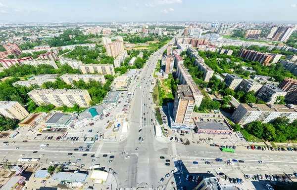 Вид на город с воздуха. Городской пейзаж. Выстрел вертолётом. Панорамное изображение. — стоковое фото