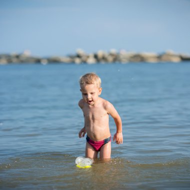 Maske ve palet kum tropikal plaj dalış için güzel bir küçük çocuk.