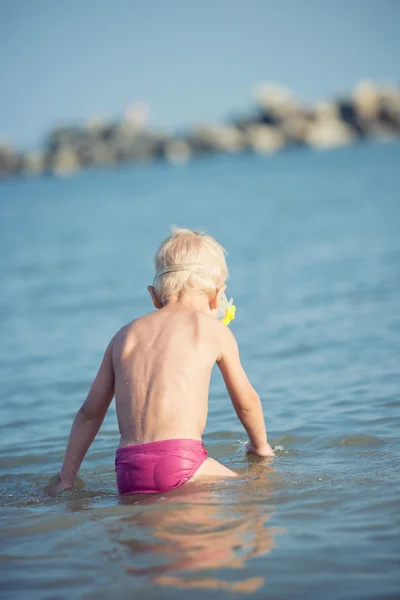 Carino bambino che indossa maschera e pinne per le immersioni sulla spiaggia tropicale di sabbia . — Foto Stock