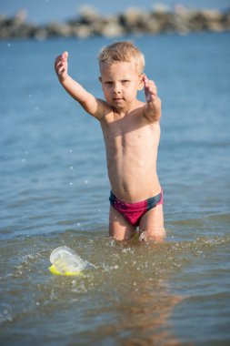 Maske ve palet kum tropikal plaj dalış için güzel bir küçük çocuk.