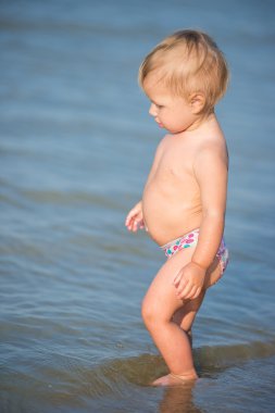 Şirin Bebek kumlu plajı ve deniz suyu oynarken.