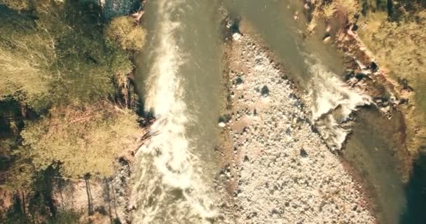 4 k Uhd luchtfoto. Lage vlucht over verse koude berg rivier op zonnige Zomerochtend. — Stockvideo
