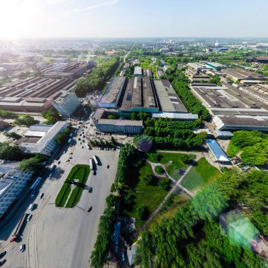 Kesişen yollar ve yollar olan havacılık şehri manzarası, binalar. Helikopter vuruldu. Panoramik resim.