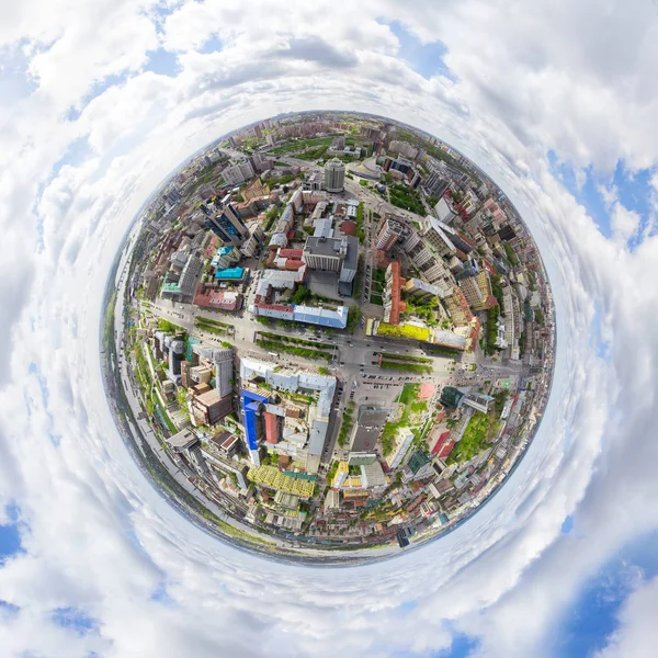 Lucht uitzicht op de stad met kruispunten en wegen, huizen gebouwen. Een helikopterschot. Panoramisch beeld. — Stockfoto