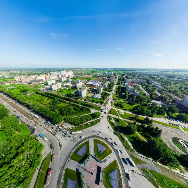 Vista aérea de la ciudad con encrucijadas y caminos, alberga edificios. Disparo de helicóptero. Imagen panorámica. — Foto de Stock