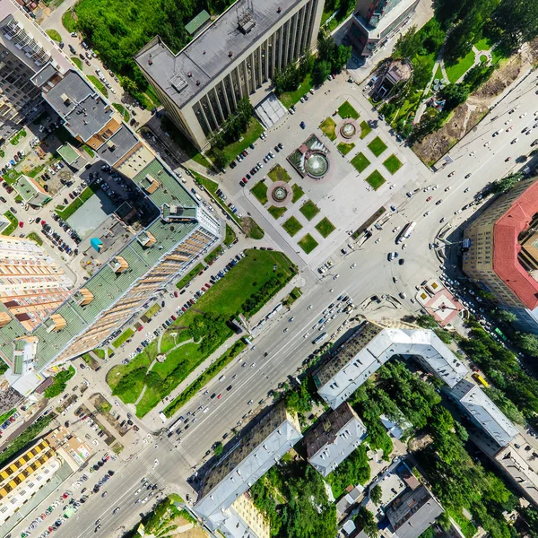 Вид с воздуха на город с перекрестками и дорогами, дома здания. Выстрел вертолётом. Панорамное изображение. — стоковое фото