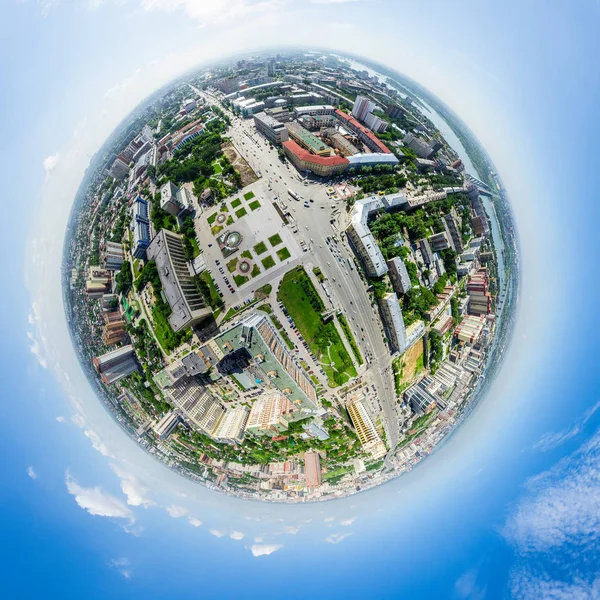 Vista aerea sulla città con crocevia e strade, case edifici. Un colpo di elicottero. Immagine panoramica. — Foto Stock
