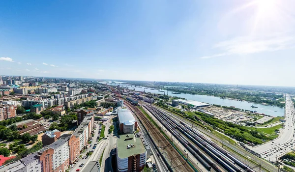Вид с воздуха на город с дорогами, домами и зданиями. — стоковое фото