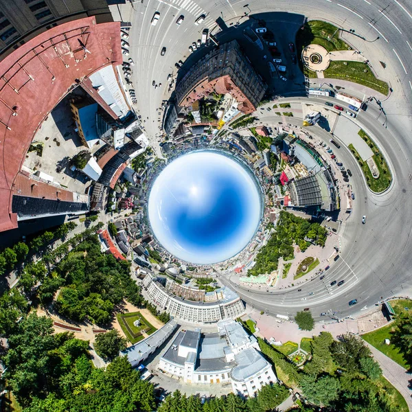 Vista aérea da cidade com estradas, casas e edifícios. — Fotografia de Stock