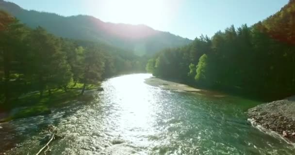 4k UHD vista aerea. Basso volo sul fresco fiume di montagna freddo al soleggiato mattino d'estate . — Video Stock
