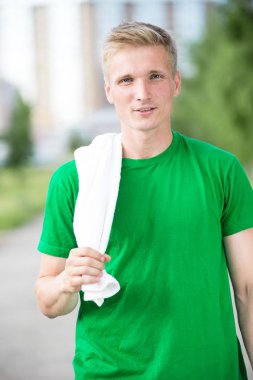 Egzersiz ve fitness zaman sonra yorgun bir adam. Beyaz havlu ile