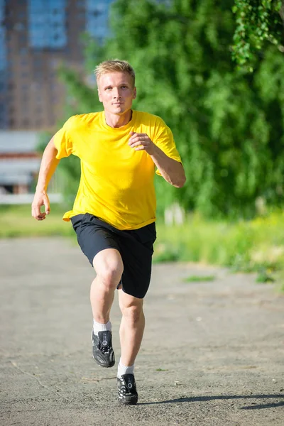 Un sportiv alergând în parcul străzii oraşului. fitness în aer liber . — Fotografie, imagine de stoc
