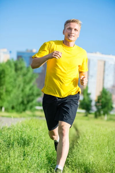 Sportieve man joggen in straat skyline van de stad. Buiten fitness. — Stockfoto