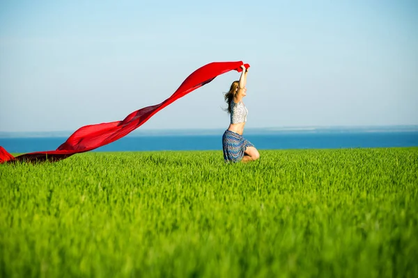 Young happy woman in wheat field with fabric. Summer lifestyle — Stock Photo, Image