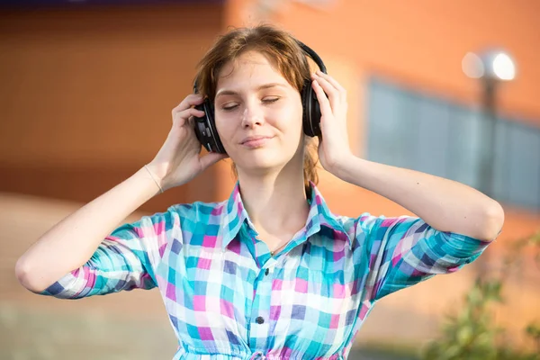 Jeune belle fille à l'écoute de lecteur de musique dans la rue . — Photo