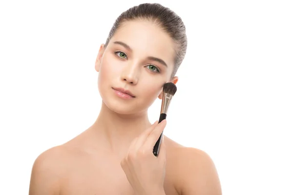 Giovane donna bruna con il viso pulito. Ragazza pelle perfetta applicando pennello cosmetico. Isolato su un bianco . — Foto Stock