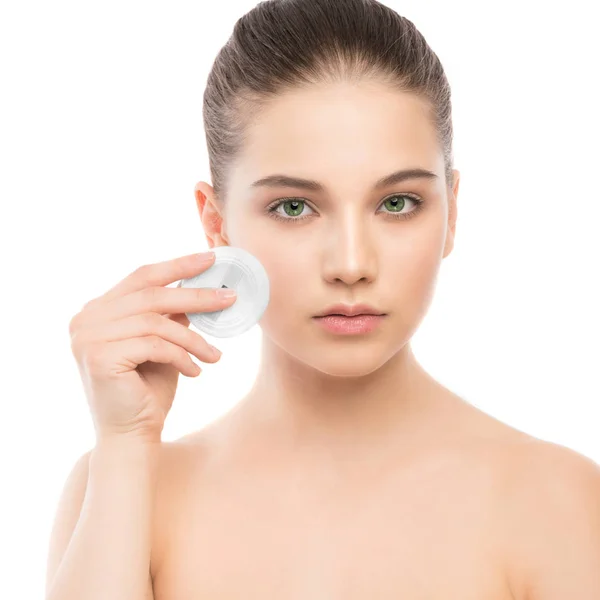 Junge Frau pflegt Gesichtshaut. Reinigung der perfekten, frischen Haut mit Wattepad. isoliert. — Stockfoto