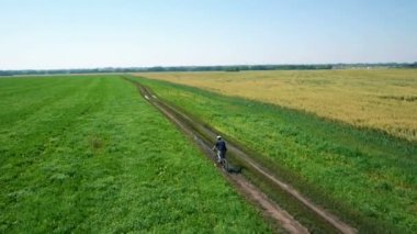 Anteni: yeşil ve sarı alan ile kırsal Road bisiklet üzerinde Bisiklete binme genç adam.