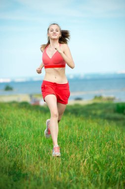 Genç kadın yaz park kırsal yol. Açık egzersizleri. J