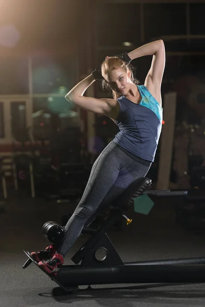 Woman doing strength exercises for abs muscles — Stock Photo, Image